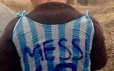 Bimbo indossa maglia di plastica Messi, solidarietà sul web
